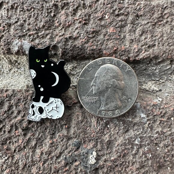 ☀️Enamel Pin Black Cat Skull Moon Green Eyes Keeper of Death Lunar Cat Broch New - Picture 7 of 7